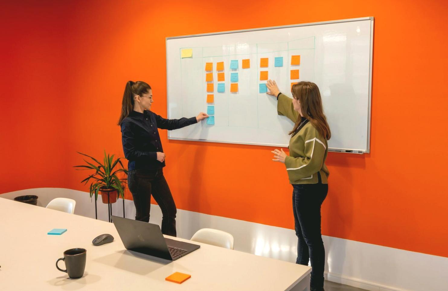 Profesionales analizando datos financieros en entorno empresarial