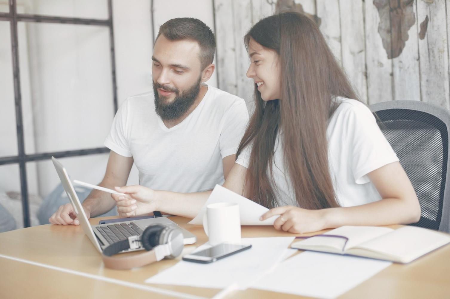 Profesionales trabajando en equipo durante una sesión de aprendizaje colaborativo